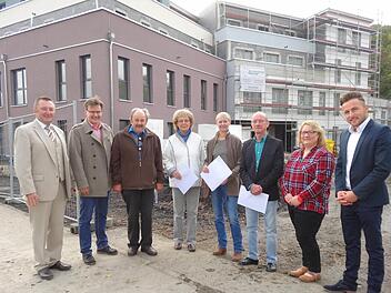 Auf dem Foto (von links): Bürgermeister Udo Baumann, Marc Pokrzwinski, Rudolf Frenzel, Hannelore Ziegler, Carla Ziegler, Klaus Granzow, Pflegedienstleitung Rumann und Pressesprecher der Nurona Unternehmensgruppe Jan Schmeier. Foto: Marion Eckert