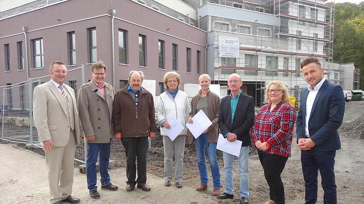 Auf dem Foto (von links): Bürgermeister Udo Baumann, Marc Pokrzwinski, Rudolf Frenzel, Hannelore Ziegler, Carla Ziegler, Klaus Granzow, Pflegedienstleitung Rumann und Pressesprecher der Nurona Unternehmensgruppe Jan Schmeier. Foto: Marion Eckert
