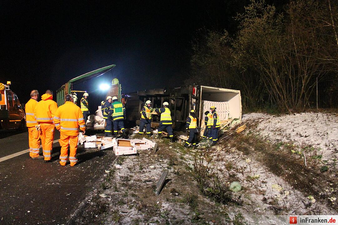 Gemüse-Sattelzug kippt auf A9 um