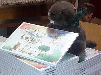 Ein selbst getextetes und gestaltetes Biberbuch wurde im Bad Brückenauer Franz-Miltenberger-Gymnasium präsentiert. Foto: Rolf Pralle