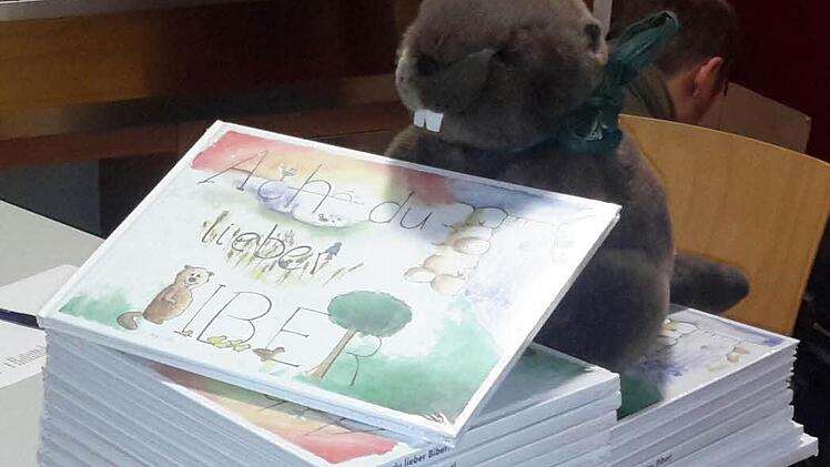 Ein selbst getextetes und gestaltetes Biberbuch wurde im Bad Brückenauer Franz-Miltenberger-Gymnasium präsentiert. Foto: Rolf Pralle