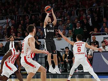 Janis Strelnieks hat genug Platz und steigt zum Dreier hoch; rechts der Belgrader Nemanja Dangubic, links Ognjen Kuzmic. Fotos: Daniel Löb