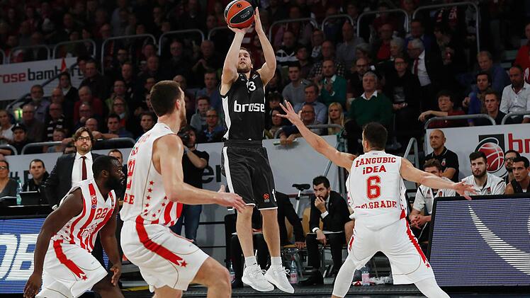 Janis Strelnieks hat genug Platz und steigt zum Dreier hoch; rechts der Belgrader Nemanja Dangubic, links Ognjen Kuzmic. Fotos: Daniel Löb