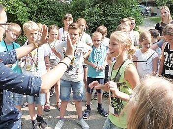 Franziska Leitschuh (links) vom ADAC Nordbayern erklärt den Schülern der Grundschule Himmelkron den toten Winkel. Im Hintergrund Lehrerin Kathrin Döring Foto: Werner Reißaus