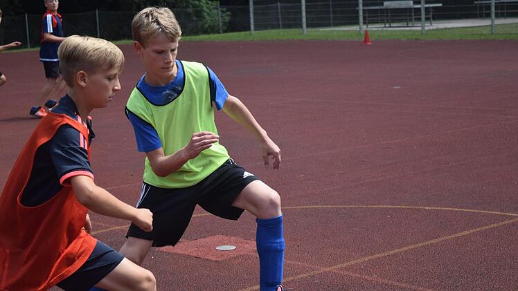 Auf dem Sportplatz lieferten sich Schüler-Fußballmannschaften spannende Duelle. Foto: Daniela Pondelicek