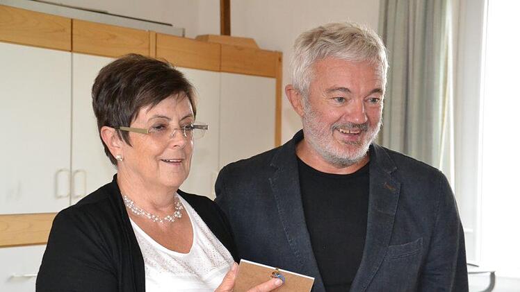 Luzia Scherr vom Bezirk Oberfranken hielt die Laudatio auf Thomas Zapf und überreichte ihm das Foto aus seiner Einstellungsakte. "Du hast dich bis auf die Haarfarbe nicht verändert".