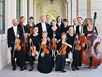 Zusammen mit den  Solisten Siegbert Remberger (Gitarre) und Katarzyna Mycka (Marimba) spielt das Bayerische Kammerorchester Bad Brückenau in Bad Neustadt.Foto: Kerstin Junker