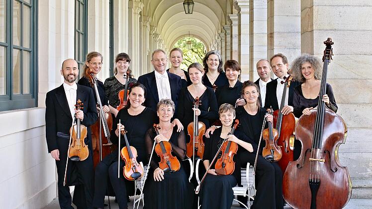 Zusammen mit den  Solisten Siegbert Remberger (Gitarre) und Katarzyna Mycka (Marimba) spielt das Bayerische Kammerorchester Bad Brückenau in Bad Neustadt.Foto: Kerstin Junker