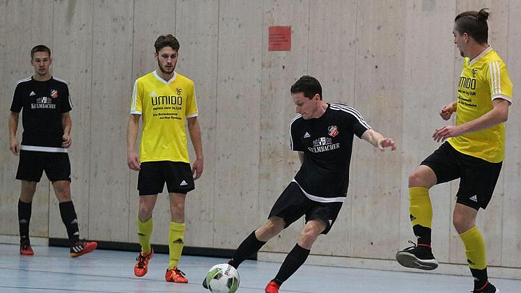 Die Gruppenphase hatte die Reserve der SpVgg Heßdorf (in Schwarz) noch souverän gemeistert. Im Halbfinale war gegen den SC Oberreichenbach Endstation.