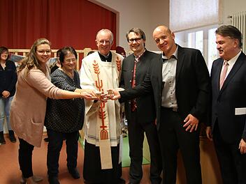Schlüsselübergabe für die zweite Kinderkrippen-Gruppe in Stadtsteinach. Von links: Die Betreuerinnen Jaqueline Dörfler und Lena Petzet, Leiterin Beate Ott, Dekan Hans Roppelt, Bürgermeister Roland Wolfrum, Architekt Andre Weber und Landrat Klaus Peter Söllner. Foto: Klaus Klaschka