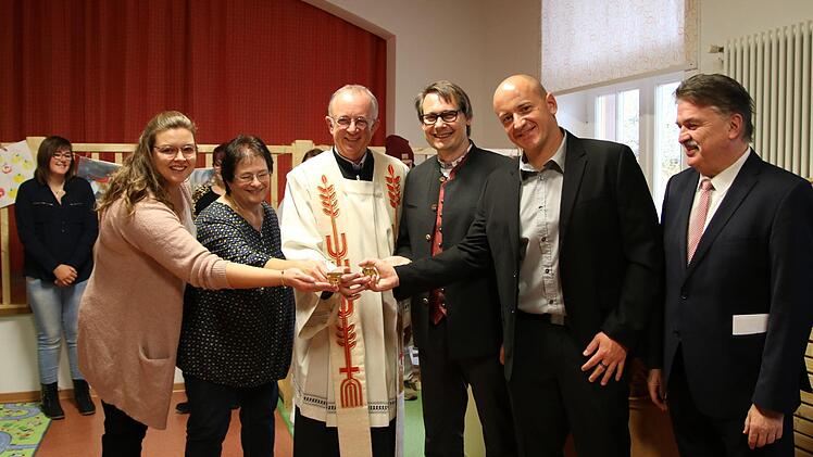 Schlüsselübergabe für die zweite Kinderkrippen-Gruppe in Stadtsteinach. Von links: Die Betreuerinnen Jaqueline Dörfler und Lena Petzet, Leiterin Beate Ott, Dekan Hans Roppelt, Bürgermeister Roland Wolfrum, Architekt Andre Weber und Landrat Klaus Peter Söllner. Foto: Klaus Klaschka