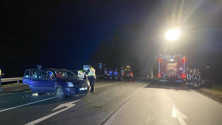 Bei einem Unfall auf der B22 wurde eine 47-Jährige in ihr Auto eingeklemmt.  Die Frau und eine 19-Jährige mussten ins Krankenhaus. Foto: NEWS5 / Holzheimer