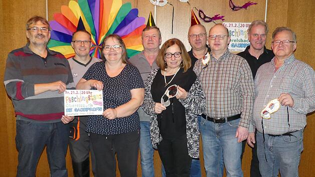 Vor zehn Jahren haben sich die Oberelsbacher Vereine zusammengeschlossen, um gemeinsam am Faschingsfreitag einen Faschingstanz in der Elstalhalle so wie in alten Zeiten zu veranstalten. Das Bild zeigt die Vereinsvorsitzenden bei den Vorbereitungen.  Foto: Marc Huter