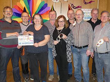 Vor zehn Jahren haben sich die Oberelsbacher Vereine zusammengeschlossen, um gemeinsam am Faschingsfreitag einen Faschingstanz in der Elstalhalle so wie in alten Zeiten zu veranstalten. Das Bild zeigt die Vereinsvorsitzenden bei den Vorbereitungen.  Foto: Marc Huter