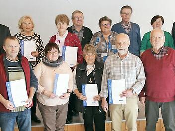 Viele langjährige Mitglieder des VdK-Ortsverbandes Gemünda wurden mit Ehrenzeichen und Urkunden geehrt. Foto: Michael Stelzner