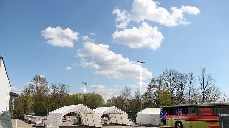 Ruhig war es am Freitagnachmittag im Corona-Testzentrum auf dem Parkplatz des Westbads in Alterlangen. Seit 30. März werden hier im Drive-In-Verfahren Abstriche von Verdachtsfällen   im Auto gemacht, allerdings nur auf Absprache mit dem Gesundheitsamt. Foto: Christian Bauriedel