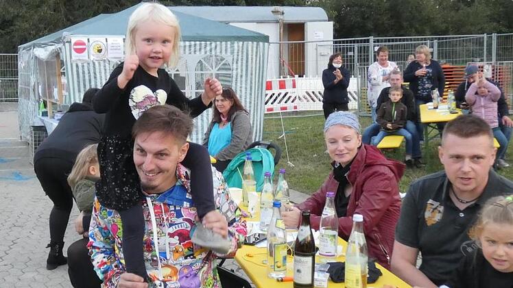 Hier oben hat man einfach den besseren Überblick, dachte sich wohl diese junge Dame.