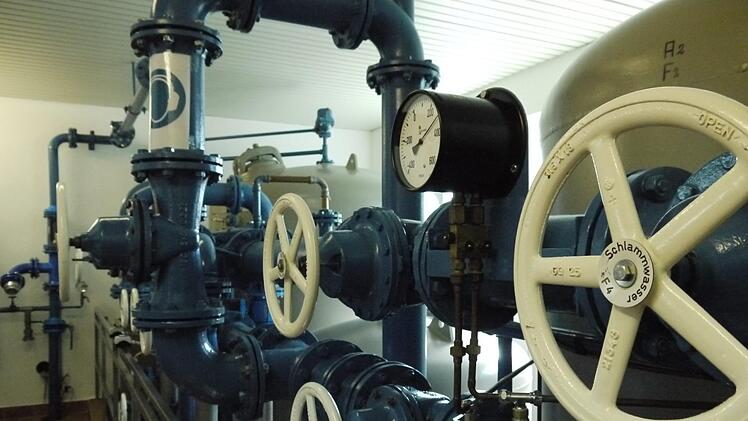 Im Maschinenhaus Wonfurt wird das Wasser aufbereitet. Eisen und Mangan werden herausgefiltert.