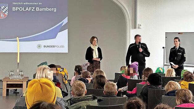 Kinder aus der Gartenstadt haben den Vorlesetag bei der Bundespolizei verbracht.