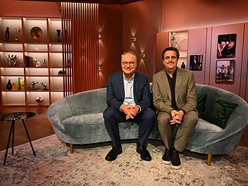 Auf dem Sofa: Oliver Welke (links) und Bastian Pastewka haben Sch&auml;tze im Fernseharchiv entdeckt.
