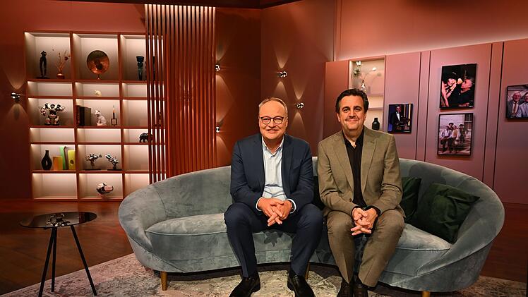 Auf dem Sofa: Oliver Welke (links) und Bastian Pastewka haben Sch&auml;tze im Fernseharchiv entdeckt.