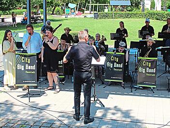 Mit musikalischer Vielfalt und gro&szlig;er Spielfreude begeisterten die City Big Band unter der Leitung von Hartmut Martin sowie das Gesangstrio Kim, Andreas und Lisa beim Sommerkonzert im Freizeitpark von Neustadt bei Coburg. Martin Rebhan