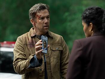 Ex-Polizist Ian Ridley (Patrick Brammall) hat in der australischen Apple-Thrillerserie "Last Seen" auch nach elf Jahren die Hoffnung nicht aufgegeben, seine im Alter von drei Jahren verschwundene Tochter wiederzufinden. Seiner Nachfolgerin (Zahra Newman) als Polizeichefin einer fiktiven K&uuml;stenkleinstadt pr&auml;sentiert er eine neue Spur.