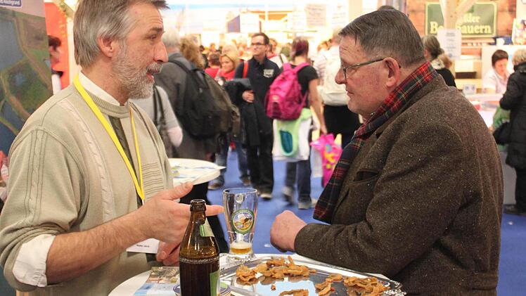 Teichwirt Walter Jakob (links) beantwortete alle Fragen rund um den Karpfen. Foto: Andreas Dorsch