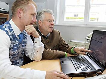 Ludwig von Lerchenfeld und sein Mitarbeiter Mark Andrae beobachten gespannt die Auswertung der Zweitstimmen. Foto: Dagmar Besand