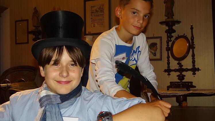 Kilian Marks (links) und Fabian Andritschke sind zwei der 40 Kinder, die seit mehreren Monaten zu Kindermuseumsführern ausgebildet werden. Es ist die Person Karl Hoch und deren unermüdliche Arbeit für Ebern, was die zwei Jungen im Heimatmuseum besonders beeindruckt. Im Heimatmuesum ist diesem Mann ein eigener Raum gewidmet. Foto: Johanna Eckert