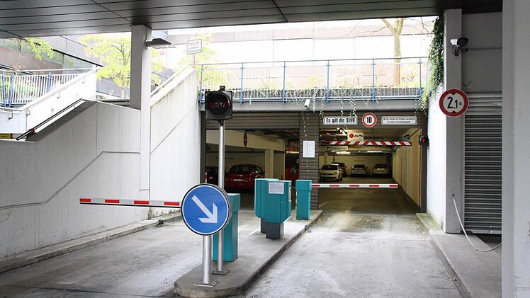 Die rund 140 Stellplätze in der Tiefgarage unter dem Kurgastzentrum fallen ab heute weg: Ab 16 Uhr bleibt die Schranke geschlossen. Foto: Ralf Ruppert