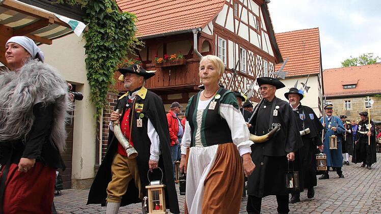 Festlicher Einmarsch der Ratsherren und -damen samt Gefolge.Foto: Ralf Kestel