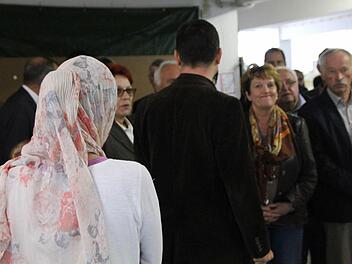 Der Kreisauschuss hat während seiner Sitzung am Dienstag die Notunterkunft in einer ehemaligen Wäschefabrik in der Röntgenstraße besucht. Foto: Benedikt Borst