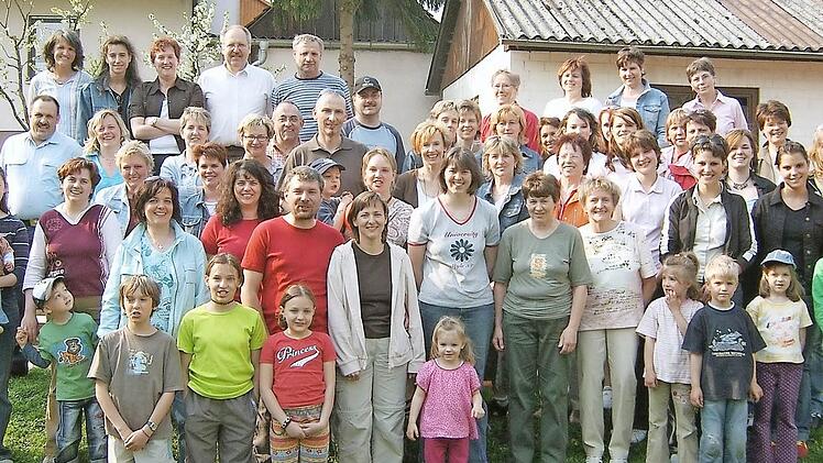 Gleich mehrere Abschiedsfeiern gab es 2006 für Familie Sitter, hier ein Gruppenfoto von der Abschiedsfeier im Oberleichtersbacher Pfarrgarten, vorne sind Sabine und Alexander Sitter mit ihren Kindern zu sehen.