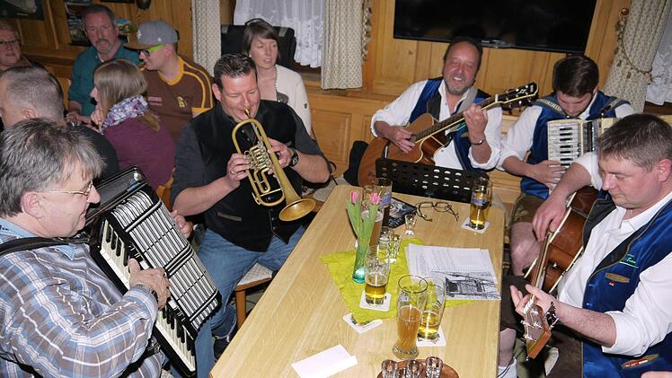 A echte Gaudi: das Wirtshaussingen in Ebersdorf bei Coburg. Foto: Berthold Köhler