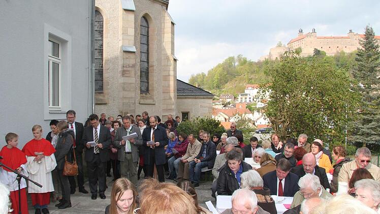 Ein großes Fest war die Einweihung des sanierten Pfarrhauses mit Erzbischof Ludwig Schick für die Pfarrei zu Unserer Lieben Frau. Foto: Sonny Adam