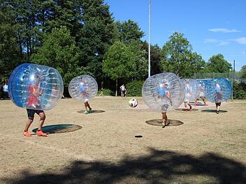 Bubble Soccer sieht ein bisschen so aus wie Fu&szlig;ball von einem anderen Stern sehen die Fu&szlig;baller. Foto: Cindy D&ouml;tsche