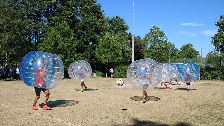 Bubble Soccer sieht ein bisschen so aus wie Fu&szlig;ball von einem anderen Stern sehen die Fu&szlig;baller. Foto: Cindy D&ouml;tsche