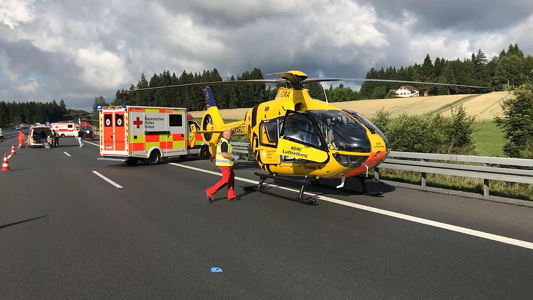 Brennender Reisebus nach Verkehrsunfall - Nach ersten Angaben mehrere Personen verletzt, zum Teil wohl auch schwer – Autobahn komplett gesperrt – Großaufgebot an Einsatzkräften vor Ort – Vier Rettungshubschrauber auf der Autobahn gelandet