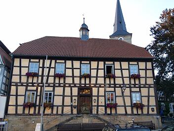 Das Seßlacher Rathaus sollte heuer mit Hilfe des Kommunalinvestitionsprogramms (KIP) saniert werden. Doch für einige Gewerke fehlen die Handwerker. Deshalb gehen die Arbeiten voraussichtlich erst im Oktober los. Foto: Simone Bastian