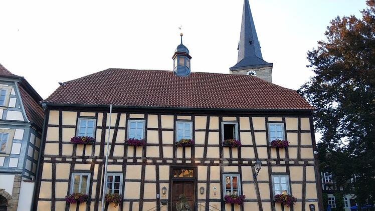 Das Seßlacher Rathaus sollte heuer mit Hilfe des Kommunalinvestitionsprogramms (KIP) saniert werden. Doch für einige Gewerke fehlen die Handwerker. Deshalb gehen die Arbeiten voraussichtlich erst im Oktober los. Foto: Simone Bastian