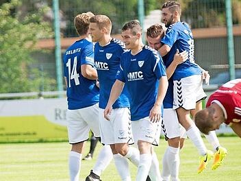 Manuel Aum&uuml;ller (r.) und der FC Lichtenfels mussten kurz vor der Pause das 0:1 hinnehmen. Foto: Chris Seidel