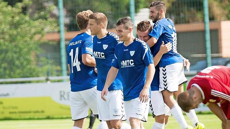 Manuel Aum&uuml;ller (r.) und der FC Lichtenfels mussten kurz vor der Pause das 0:1 hinnehmen. Foto: Chris Seidel