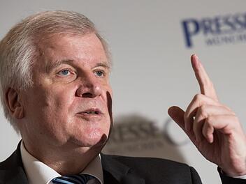 Kaum im Amt erh&auml;lt der neue Heimatminister Seehofer reichlich Gegenwind - vor allem aus der CDU. Der Islam-Streit k&ouml;nnte Sprengpotenzial haben.  Foto: Peter Kneffel/dpa