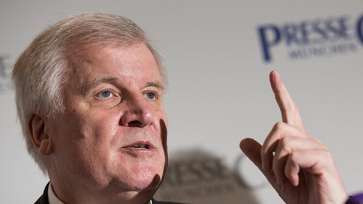 Kaum im Amt erh&auml;lt der neue Heimatminister Seehofer reichlich Gegenwind - vor allem aus der CDU. Der Islam-Streit k&ouml;nnte Sprengpotenzial haben.  Foto: Peter Kneffel/dpa