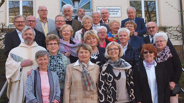 65 Jahre liegt die Erstkommunion dieser Jubilare zurück, die zusammen mit Pfarrer Roland Neher den Dankgottesdienst feierten.