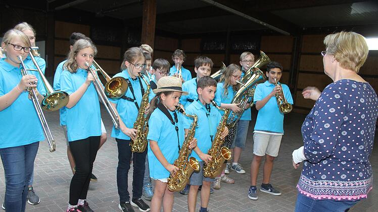 Mit voller Konzentration bereiten sich die "Blechwürmchen" auf ihren ersten Auftritt in der Mainleuser Sommerhalle vor