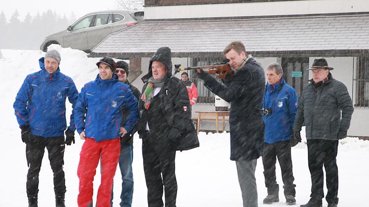 Nach dem Startschuss testete der Hofer Landrat Oliver Bär das Laser-Gewehr an der Biathlon-Anlage - mit wechselndem Erfolg. Foto: Klaus Klaschka