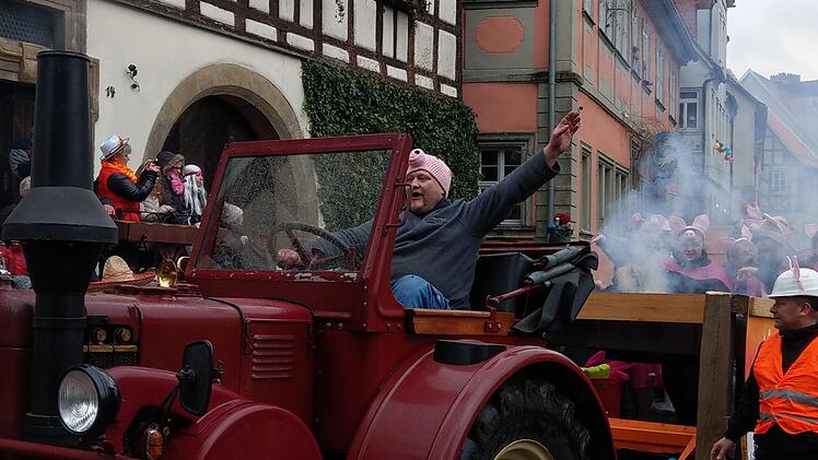 Metzgermeister Markus Brehm hatte den Grillwagen angespannt: "Willst du eine Bratwurstbude brennen sehn, musst du nach Gemünda zu nem Derby gehn." Foto: Simone Bastian