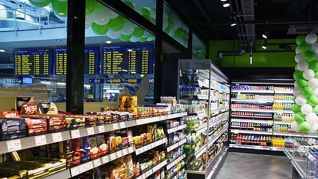 Neuer Einkaufsmarkt am Airport N&uuml;rnberg: der Rewe To Go in der Abflughalle 2. Foto: Airport N&uuml;rnberg / Jan Bein&szlig;en
